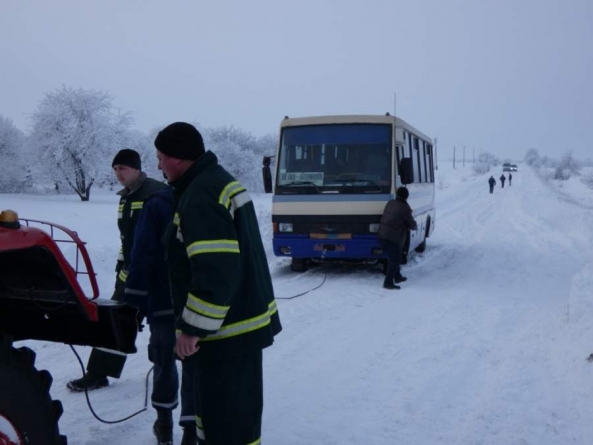 Три автобуси з пасажирами, з яких 5 дітей, втрапили до снігового полону на Шполянщині