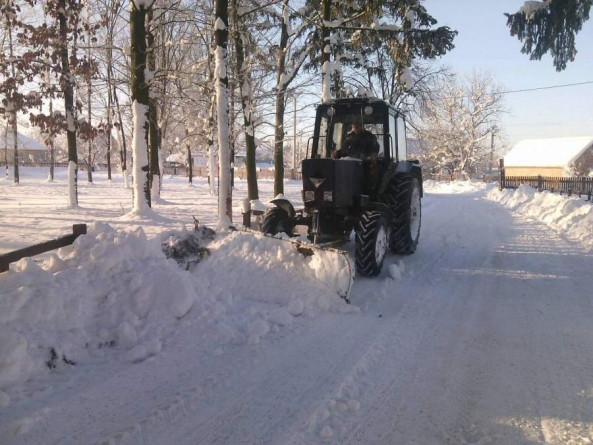 Смілянський лісгосп чистить вулиці місцевим громадам власною технікою