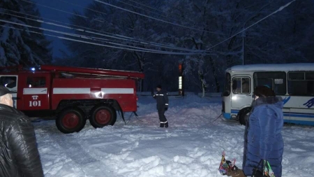 Рейсовий автобус витягли зі снігу в Шполі