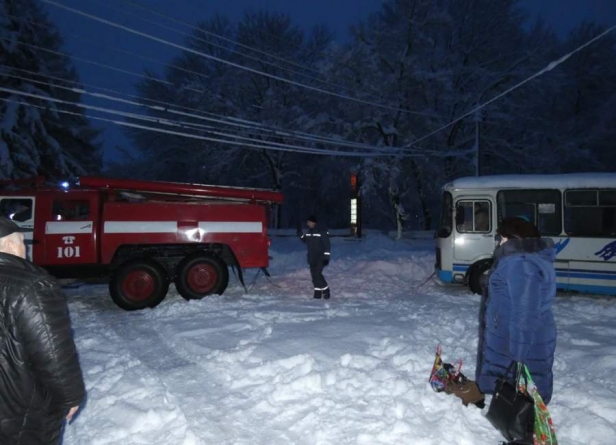 Рейсовий автобус витягли зі снігу в Шполі