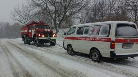 По всій Черкащині рятувальники витягають з заметів автомобілі, часто з дітьми і навіть з породіллями