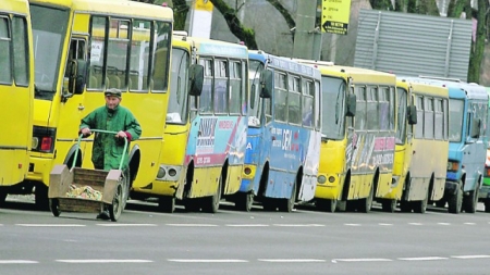 “Боротьба” з рекламою в маршрутних автобусах триває у Смілі