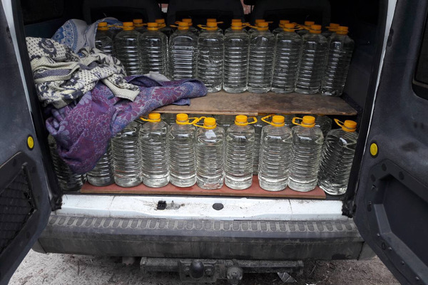 У Черкасах в автівці знайшли підробний алкоголь та 260 тисяч гривень