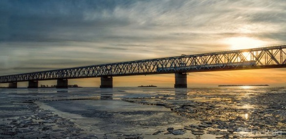 Рух по черкаському мосту через Дніпро у денний час здійснюватиметься у реверсному режимі