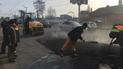 У Черкасах працівники КП “ЧЕЛУАШ” продовжують ремонтувати дороги