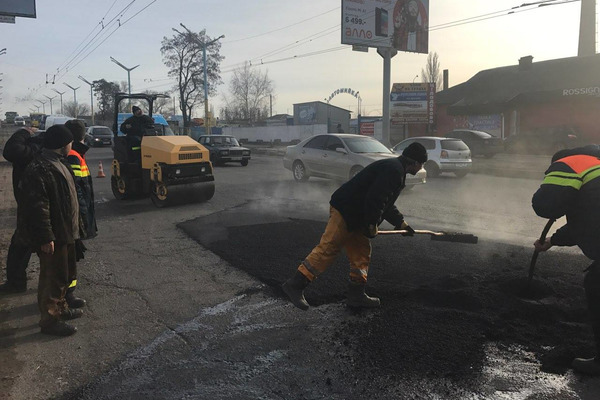У Черкасах працівники КП “ЧЕЛУАШ” продовжують ремонтувати дороги