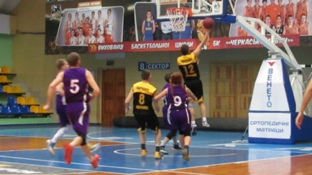 Черговий тур відкритого чемпіонату з баскетболу відбувся в Черкасах