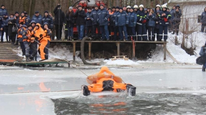 Рятувати на воді, в снігу і на пожежі: у Черкасах пройшли багаторівневі навчання рятувальників