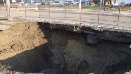 14-метрове провалля виникло в середмісті Черкас (Фото)