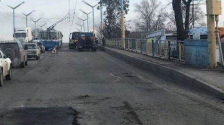 У Черкасах назбирали підписи на ремонт мосту Хіміків
