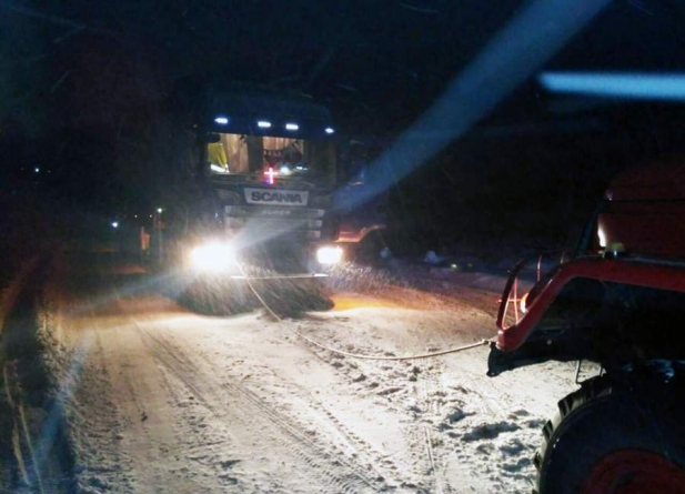 Дев’ять разів за добу рятувальники визволяли автомобілі зі снігового полону