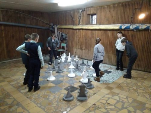 Величезні шахові фігури виготовили юні уманчани