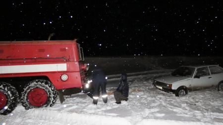 Вихідними рятувальники 8 разів витягали авто зі снігових заметів