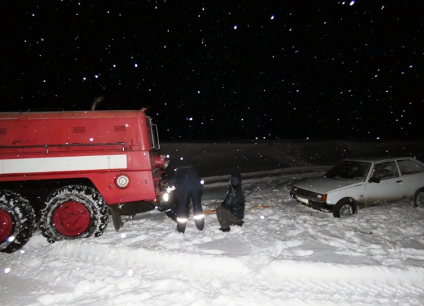Вихідними рятувальники 8 разів витягали авто зі снігових заметів