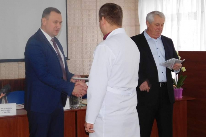 На Чорнобаївщині двом лікарям вручили ключі від квартир