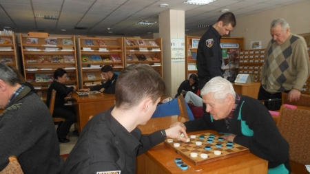 У Черкасах спортсмени зіграли в шашки з патрульними поліцейськими