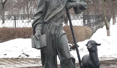 У Шевченковому відновили скульптуру Кобзаря з ягнятком