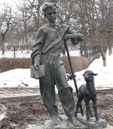 У Шевченковому відновили скульптуру Кобзаря з ягнятком