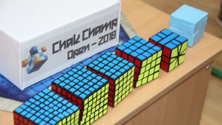 Сотня людей позмагалася в складанні кубика Рубіка в Черкасах (фото)