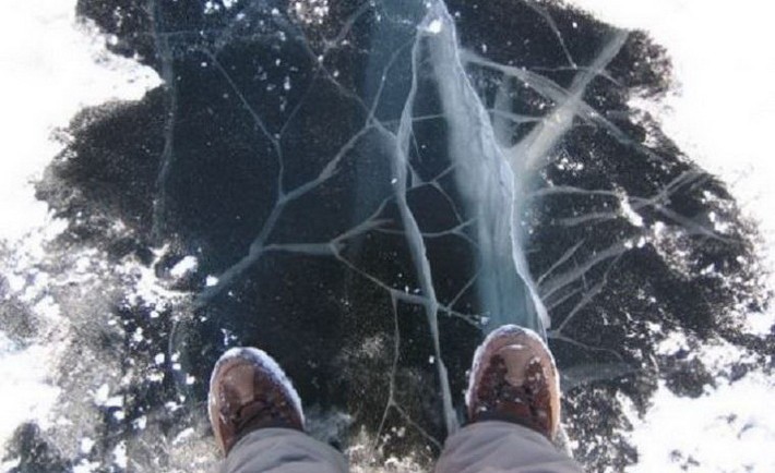 У Черкасах на Дніпрі рибалка провалився під лід 