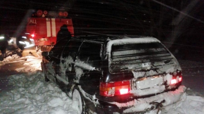 З снігових заметів на дамбі рятувальники визволили 8 вантажівок та 4 легковики