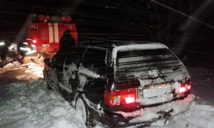 З снігових заметів на дамбі рятувальники визволили 8 вантажівок та 4 легковики
