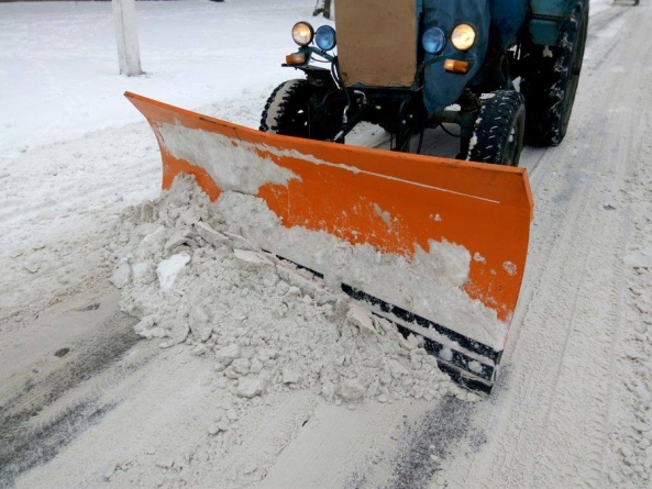 На ручне прибирання снігу на зупинках залучено близько 80 осіб – О. Мельник