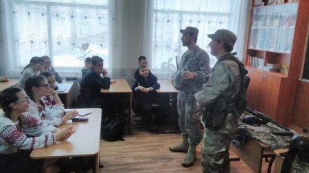 Учнів черкаської школи знайомили з волонтерським рухом інструктори Наддніпрянського Легіону