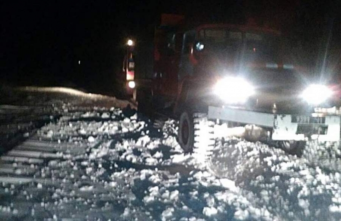 У сніговому заметі на Монастирищині застряг автобус з пасажирами
