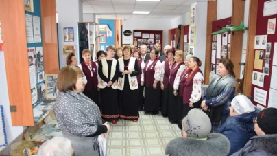 Музейні працівники співали Шевченка біля стародруків “Кобзаря”