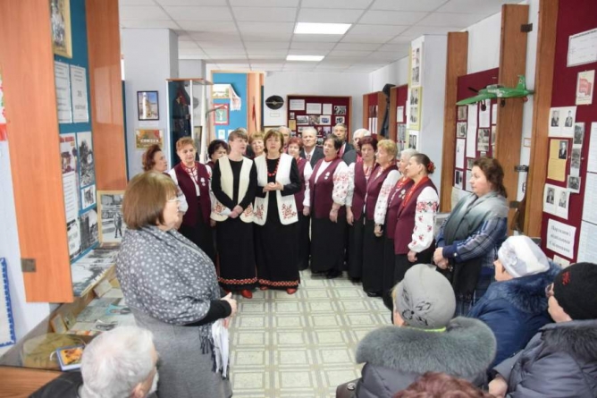 Музейні працівники співали Шевченка біля стародруків “Кобзаря”