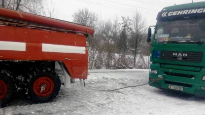 На підйомі автодороги через ожеледицю зупинились одразу 7 вантажівок