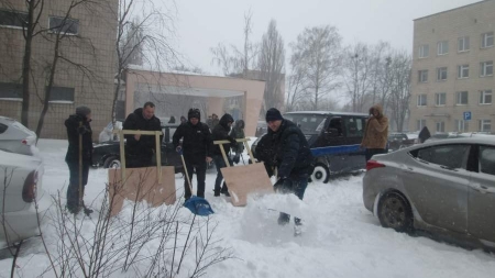 Черкаські «батьківщинівці» вийшли на розчистку міста від снігу