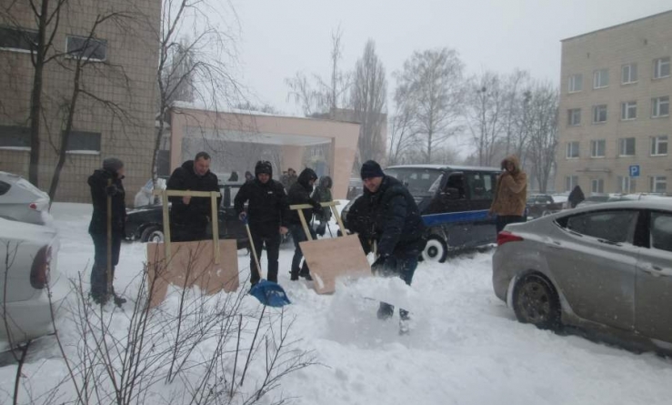 Черкаські «батьківщинівці» вийшли на розчистку міста від снігу