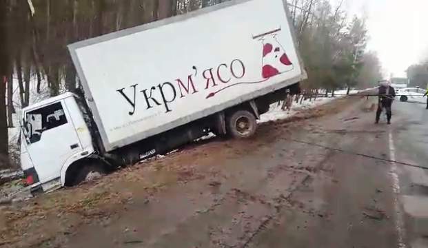 Вантажівку з кювета поблизу Деньгів діставали з допомогою лебідки