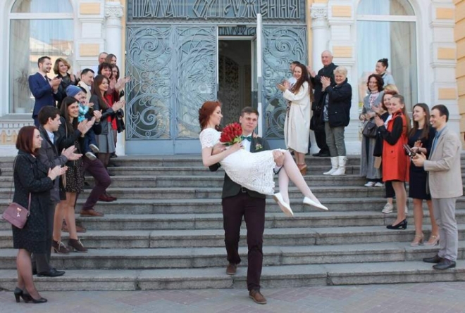 Черкаські журналісти видали колегу заміж (Фото)