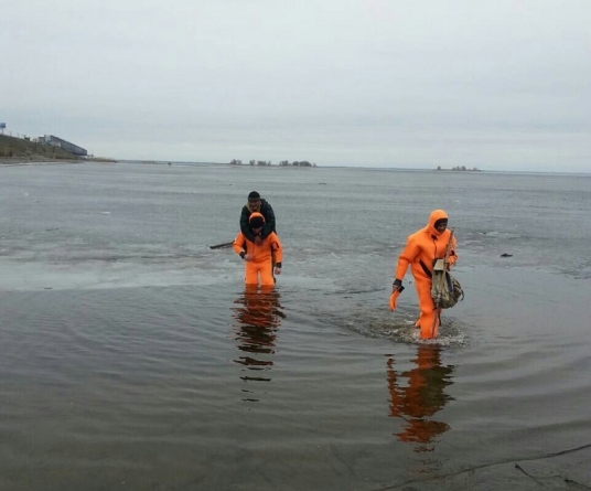 Двох рибалок з дрейфуючої крижини знімала міська аварійно-рятувальна служба