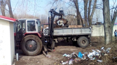 З парку Європейського у Черкасах вивезли два тракторні причепи сміття