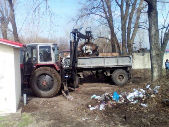 З парку Європейського у Черкасах вивезли два тракторні причепи сміття