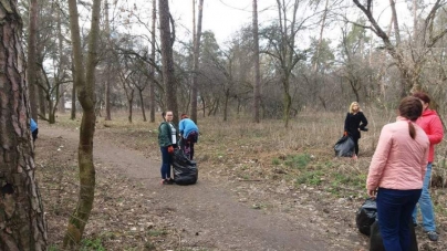 Студенти і безробітні допомогли прибрати два черкаських парки