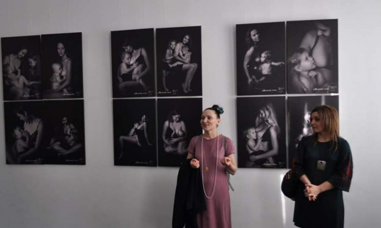 Фотопроект “Мамина сила” відкрився у художньому музеї Черкас