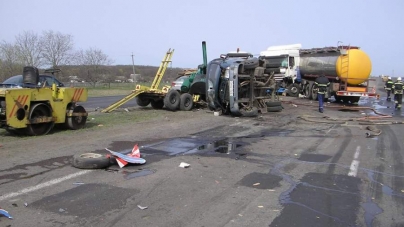 На автодорозі Київ-Одеса під колесами вантажівки постраждало троє дорожників
