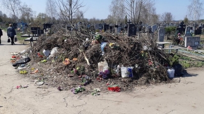 Світлини куп сміття поблизу черкаських кладовищ виклали в мережу (Фото)
