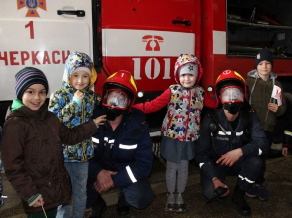 Малеча із дитсадка завітала до черкаських рятувальників (фото, відео)