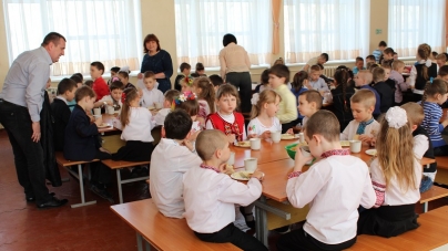 Самостійно вибрати страву на обід мають змогу учні чотирьох черкаських шкіл