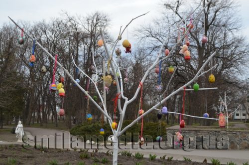 Дерева з писанками “розквітнули” у смілянському парку (Фото)