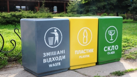 У черкаських парках встановили 10 комплектів урн для сортування сміття