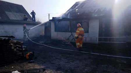 Двоє чоловіків обгоріли, рятуючи від вогню веранду житлового будинку