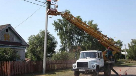 Мережі вуличного освітлення активно прокладають на Черкащині
