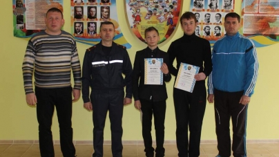 Учасників юнацької збірної з пожежно-прикладного спорту нагородили черкаські рятувальники (Фото)